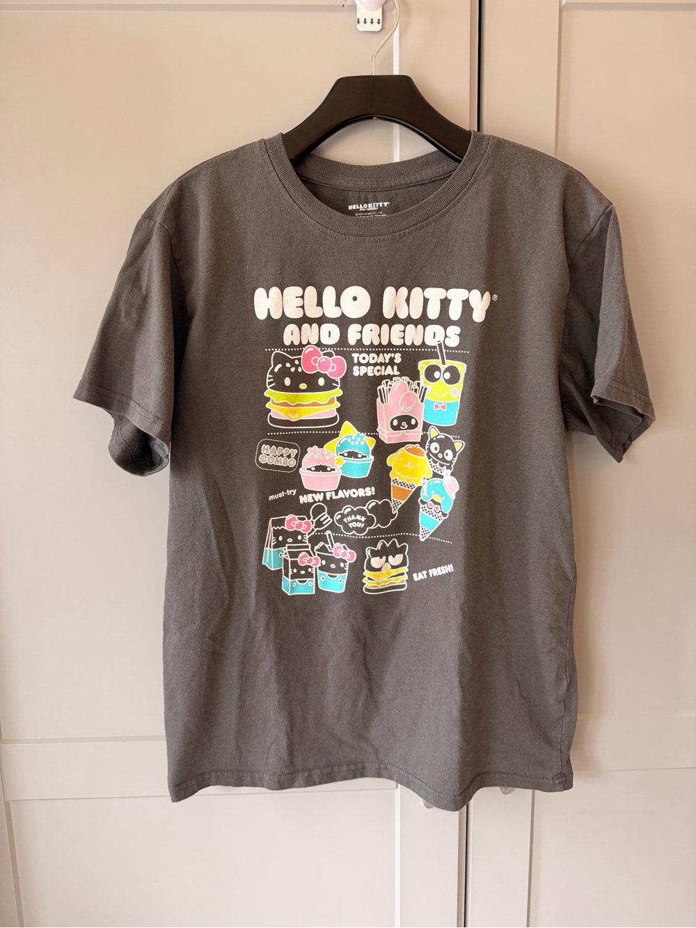 Hello Kitty & Friends Graphic Tee size L